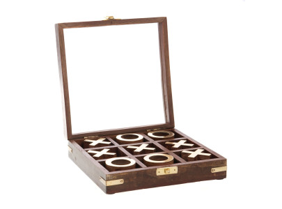 Jeu de morpion Tic Tac Toe en bois, coffret ouvert et pions dorés, Amadeus