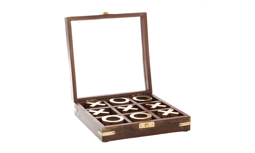 Jeu de morpion Tic Tac Toe en bois, coffret ouvert et pions dorés, Amadeus