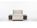 BK 119 en version fauteuil-lit, flancs table de chevet