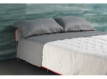 Canapé convertible BK 128 ouvert en lit double dans une chambre