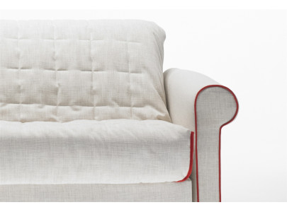 Canapé convertible BK 129 Classic, détail de l'accoudoir roulé et du couvre-lit matelassé